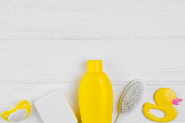 Vue de dessus de la bouteille et de la brosse avec canard pour la douche de bébé