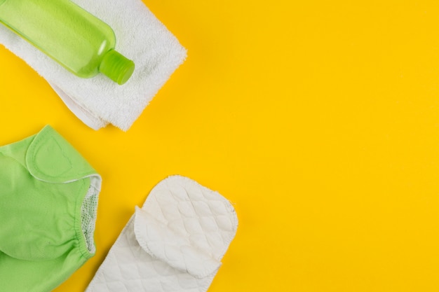 Vue de dessus de la bouteille d'huile avec copie espace pour baby shower