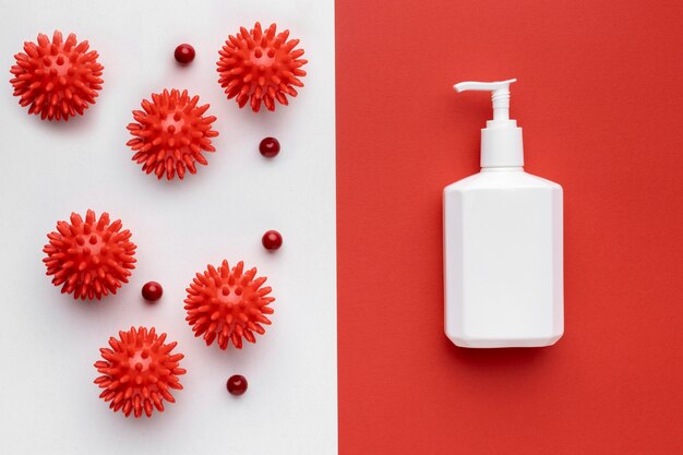 Vue de dessus de la bouteille de savon liquide avec des virus