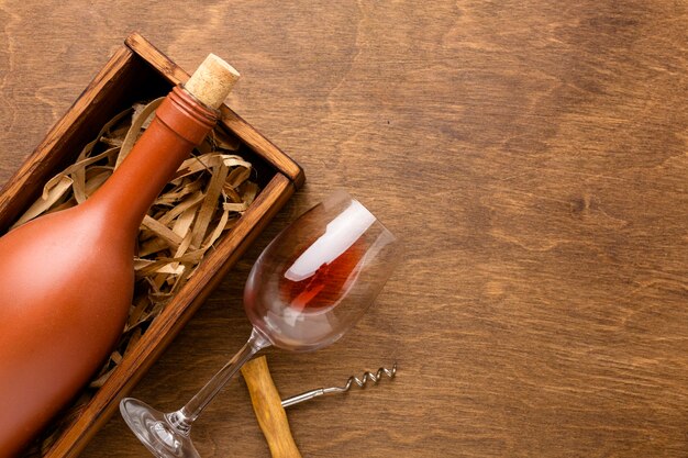 Vue de dessus bouteille de vin et verre avec tire-bouchon et copie-espace