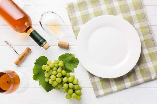 Vue de dessus bouteille de vin et verres