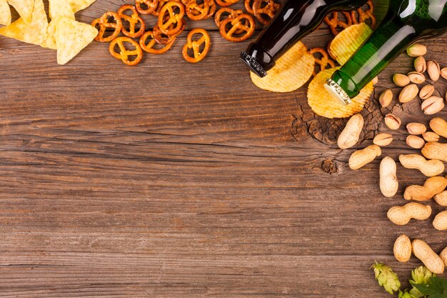 Vue de dessus des bouteilles de bière avec des collations