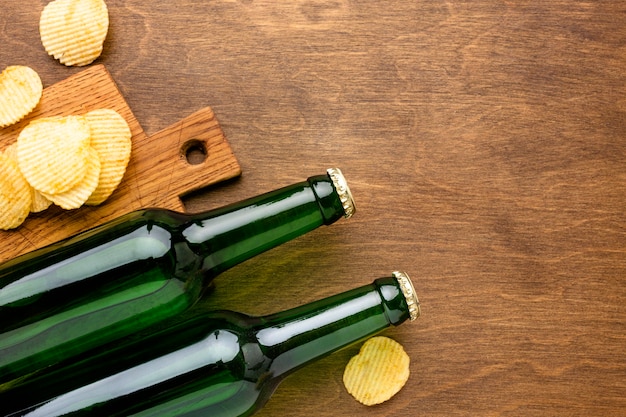 Photo gratuite vue de dessus des bouteilles de bière avec des frites