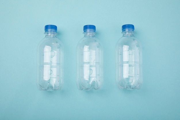 Vue de dessus des bouteilles en plastique sur fond bleu