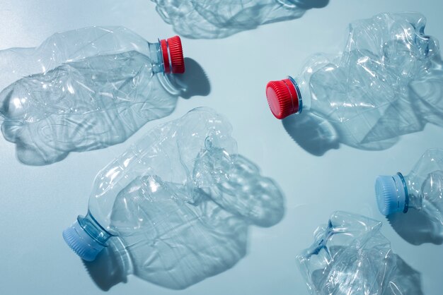 Vue de dessus sur les bouteilles en plastique