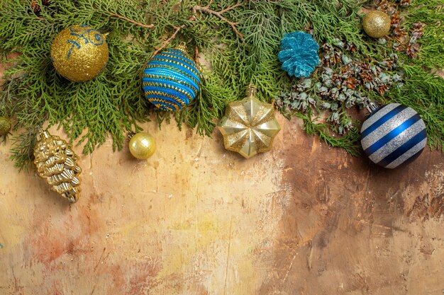 Vue de dessus des branches de sapin ornements d'arbres de Noël sur fond beige