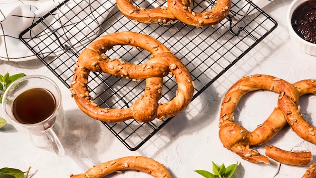 Vue de dessus des bretzels faits maison sur la table