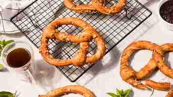 Photo gratuite vue de dessus des bretzels faits maison sur la table