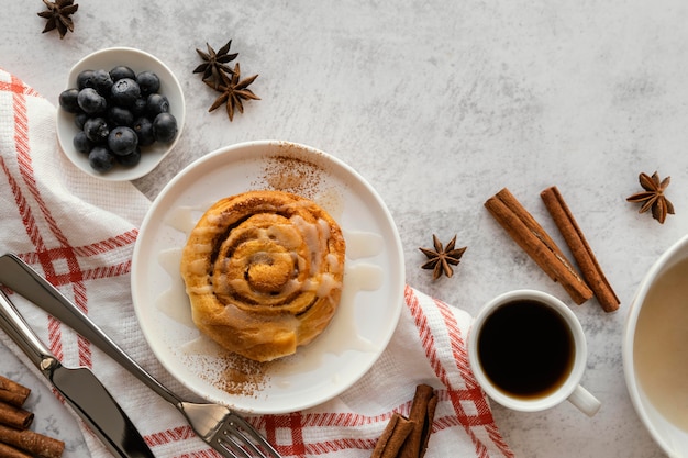 Vue de dessus brioche à la cannelle et myrtilles