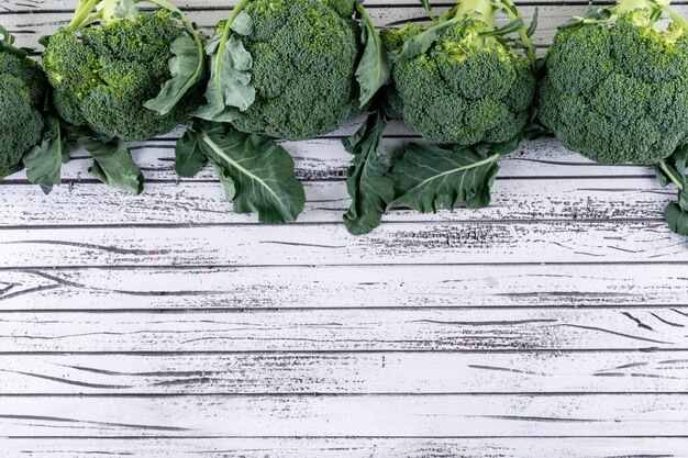 Vue de dessus de brocoli avec espace copie sur table en bois blanc