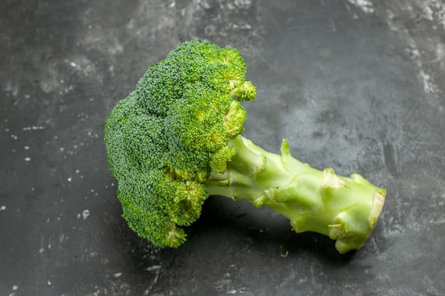 Photo gratuite vue de dessus de brocoli frais savoureux et sain sur table grise