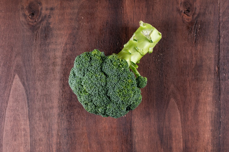 Photo gratuit vue de dessus de brocoli frais sur une surface en bois brune, légume sain