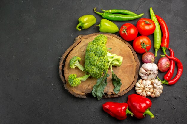 Vue de dessus brocoli vert frais avec des légumes frais sur la salade de table sombre santé mûre