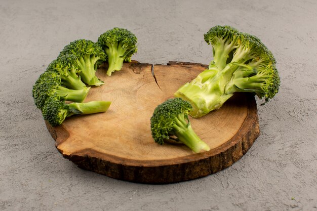 Vue de dessus de brocoli vert frais et mûr sur le sol gris