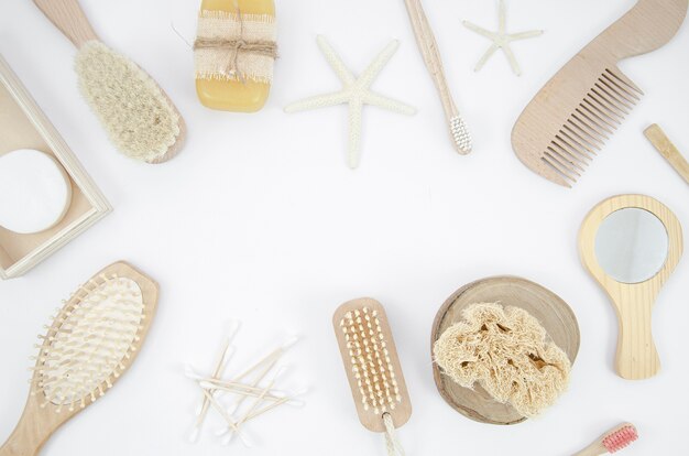 Vue de dessus avec des brosses sur fond blanc