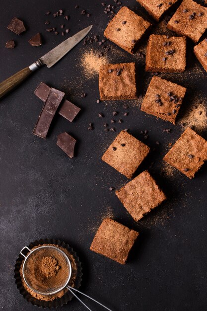 Vue de dessus des brownies au chocolat prêts à être servis