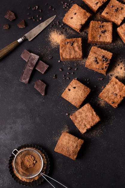 Vue de dessus des brownies au chocolat prêts à être servis