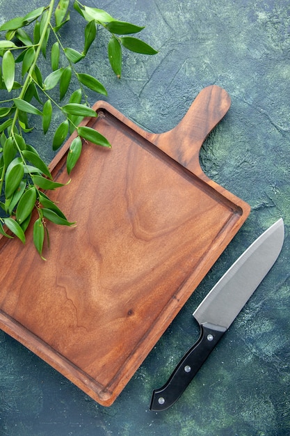 Vue de dessus bureau en bois brun sur un fond bleu foncé couteau couleur de la viande cuisine ancienne cuisine de boucherie