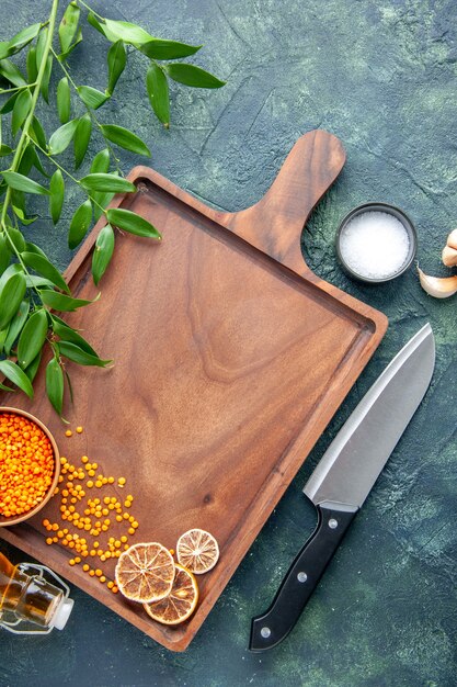 Vue de dessus bureau en bois brun avec grand couteau sur une surface bleu foncé cuisine ancienne couleur alimentaire couteau de cuisine boucher viande