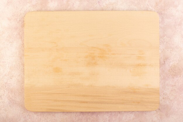 Une vue de dessus de bureau en bois de couleur crème vide isolé
