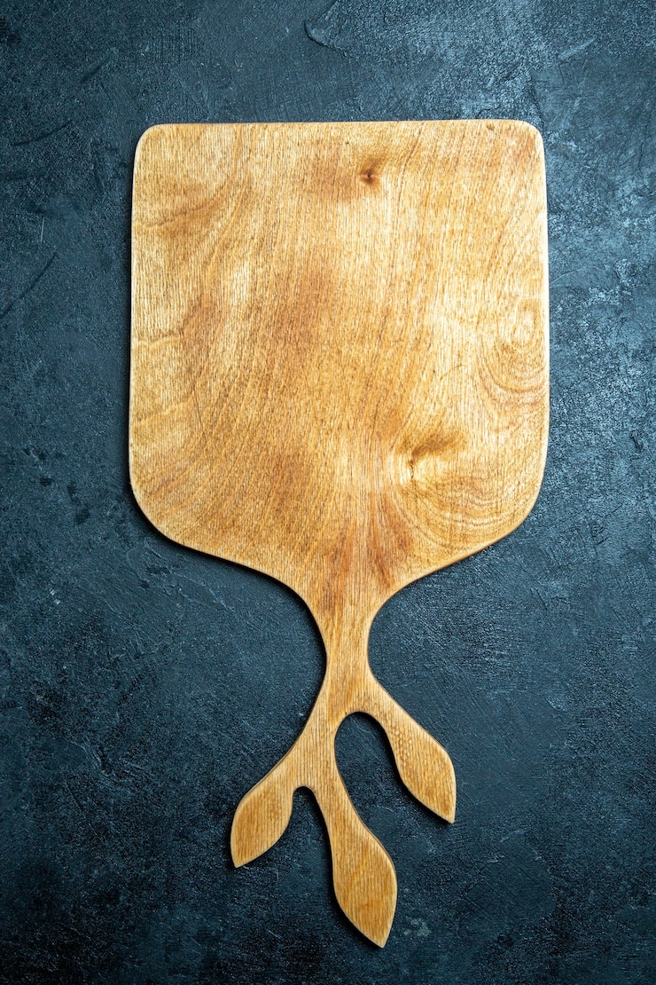 Photo gratuit vue de dessus bureau en bois sur fond bleu foncé cuisine de bureau couleur bois