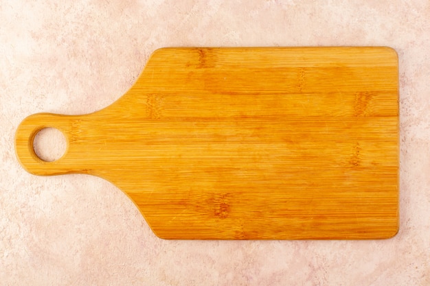 Photo gratuite une vue de dessus de bureau en bois vide brun isolé sur la table d'arbre en bois fond rose