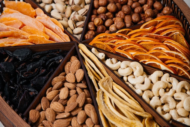 Une vue de dessus bureau avec noix noisettes noisettes et amandes à l'intérieur de bureau en forme sur le bureau blanc noix noix collation salée