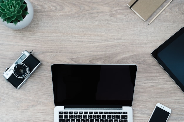 Vue de dessus un bureau avec un ordinateur portable