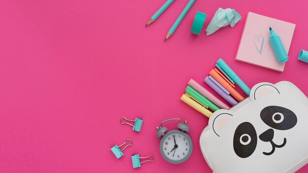 Vue de dessus des bureaux pour enfants nature morte