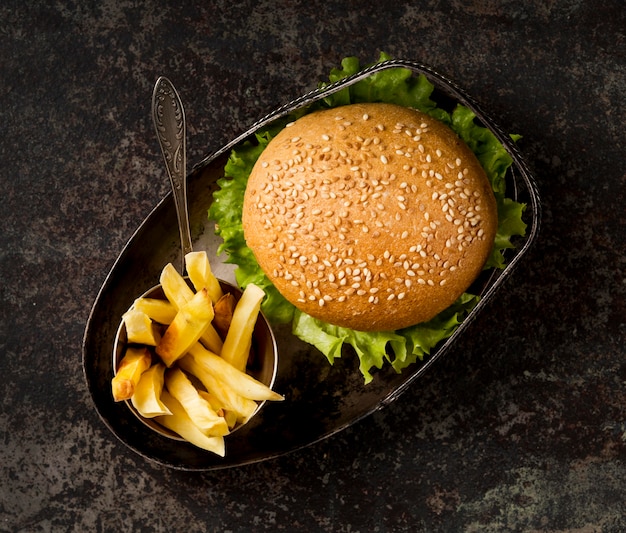 Vue de dessus burger avec salade et frites