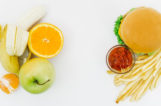 Vue de dessus burguer vs fruits