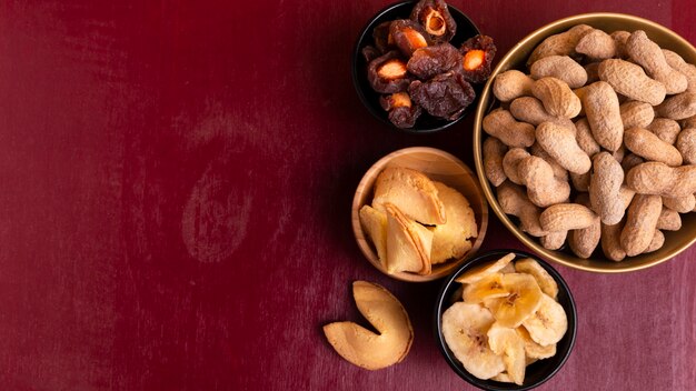 Vue de dessus des cacahuètes et assortiment de friandises du nouvel an chinois