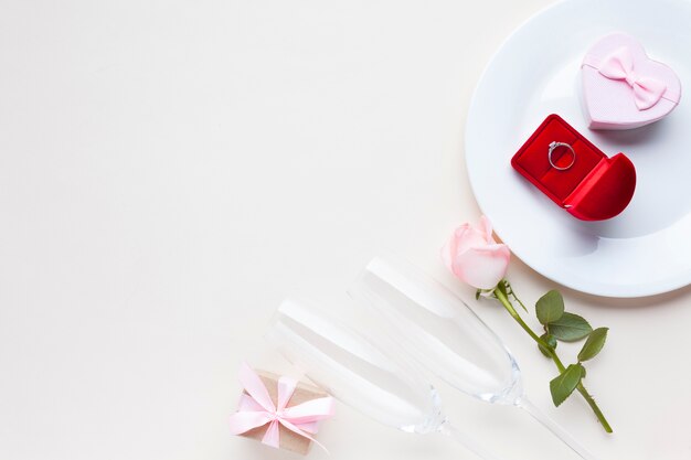 Vue de dessus, cadeau et bague dans une assiette