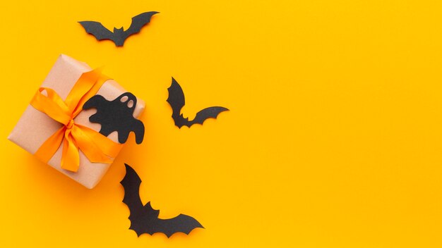 Vue de dessus cadeau d'halloween et chauves-souris avec espace copie