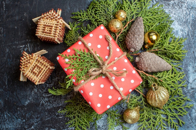 Vue de dessus cadeau de noël avec branche verte et jouets