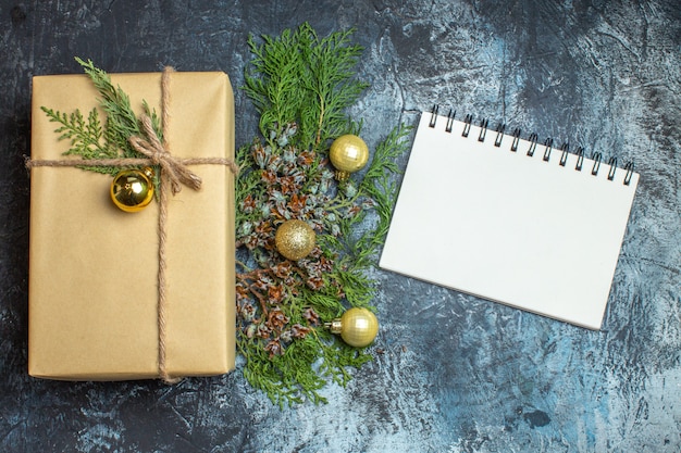 Vue de dessus cadeau de noël avec des jouets sur un cadeau de vacances clair-foncé couleur de noël nouvel an