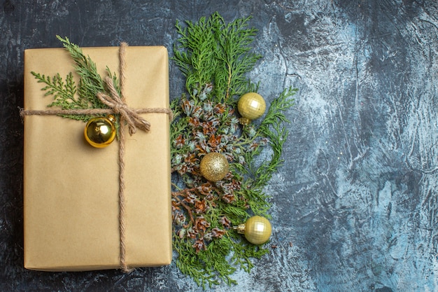 Vue de dessus cadeau de noël avec des jouets sur un cadeau de vacances clair-obscur nouvel an espace libre de couleur de noël