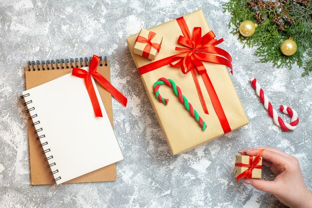 Vue de dessus des cadeaux de Noël avec des arcs rouges sur fond blanc