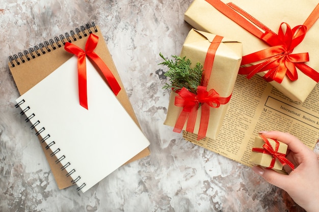 Vue de dessus des cadeaux de Noël avec des arcs rouges sur fond blanc