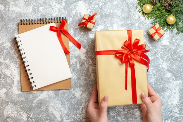 Vue de dessus des cadeaux de Noël avec des arcs rouges sur fond blanc