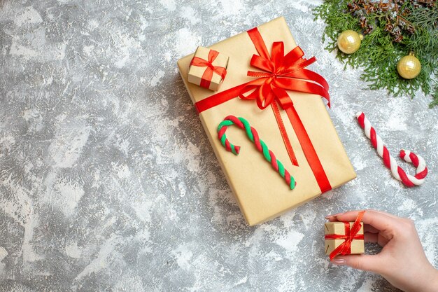 Vue de dessus des cadeaux de Noël avec des arcs rouges sur fond blanc