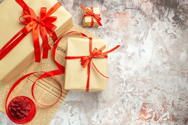 Vue de dessus des cadeaux de Noël avec des arcs rouges sur fond blanc