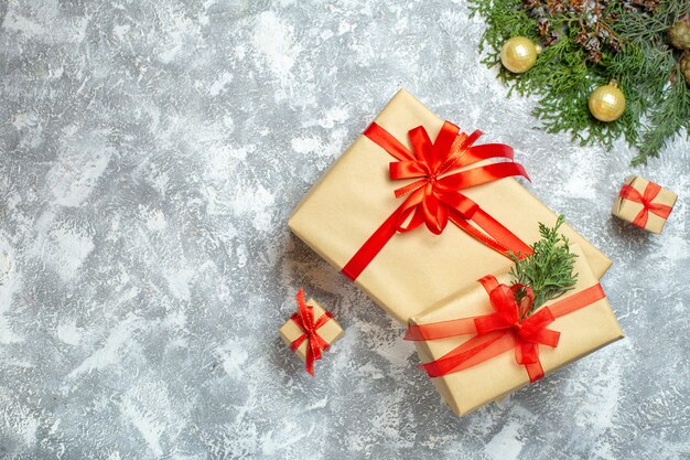 Vue de dessus des cadeaux de Noël avec des arcs rouges sur fond blanc