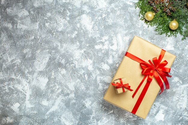 Vue de dessus des cadeaux de Noël avec des arcs rouges sur fond blanc