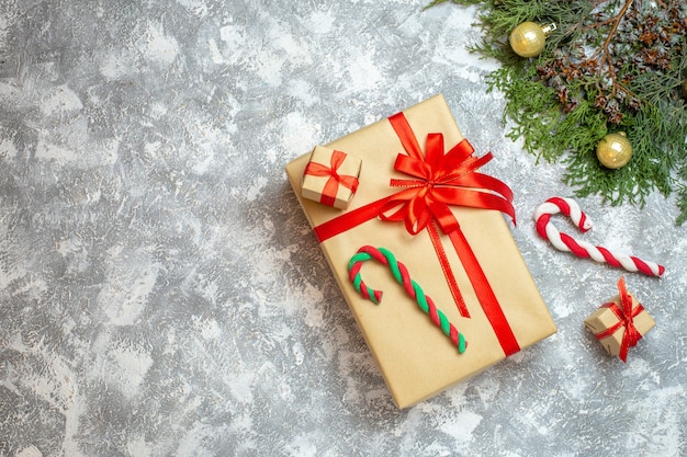 Vue de dessus des cadeaux de Noël avec des arcs rouges sur fond clair