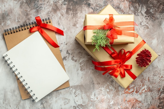 Vue de dessus des cadeaux de noël attachés avec un arc rouge sur la couleur blanche cadeau photo de nouvel an noël vacances