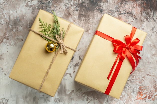 Vue de dessus des cadeaux de noël attachés avec un arc rouge sur la couleur blanche cadeau photo de nouvel an noël vacances