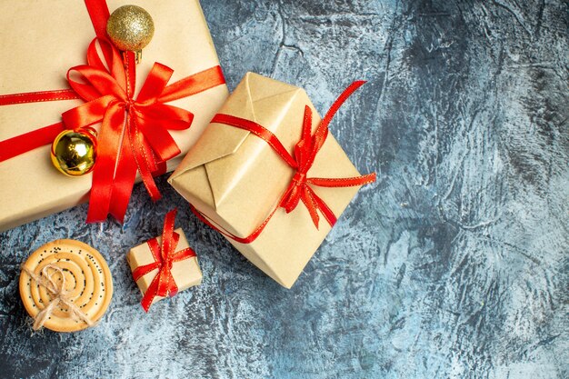 Vue de dessus des cadeaux de Noël avec des biscuits sucrés sur fond clair-foncé