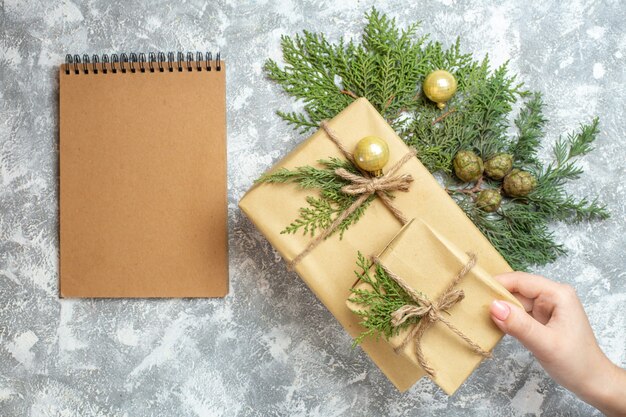 Vue de dessus des cadeaux de Noël avec une branche verte sur fond blanc