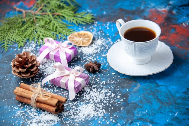 Vue de dessus cadeaux de noël branches de sapin cônes anis sur surface bleue